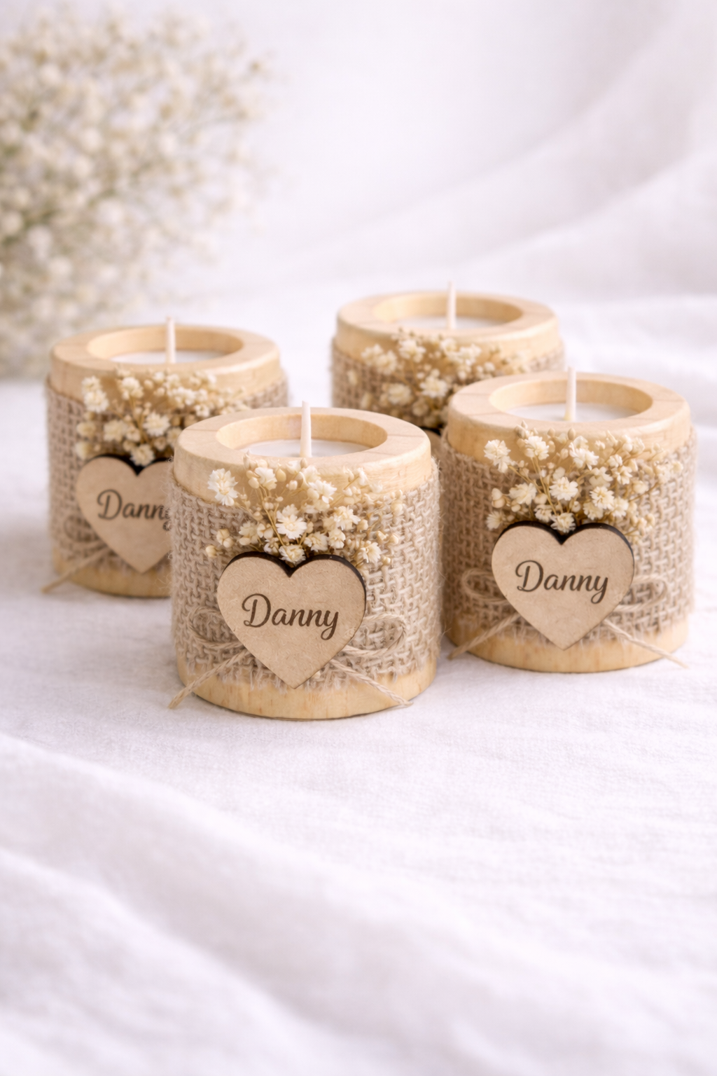 Cuatro portavelas de madera personalizados para bautizo